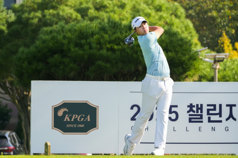 최찬이 KPGA 챌린지투어 16회 대회에서 드라이버 티샷을 하고 있다. (사진=KPGA 제공)