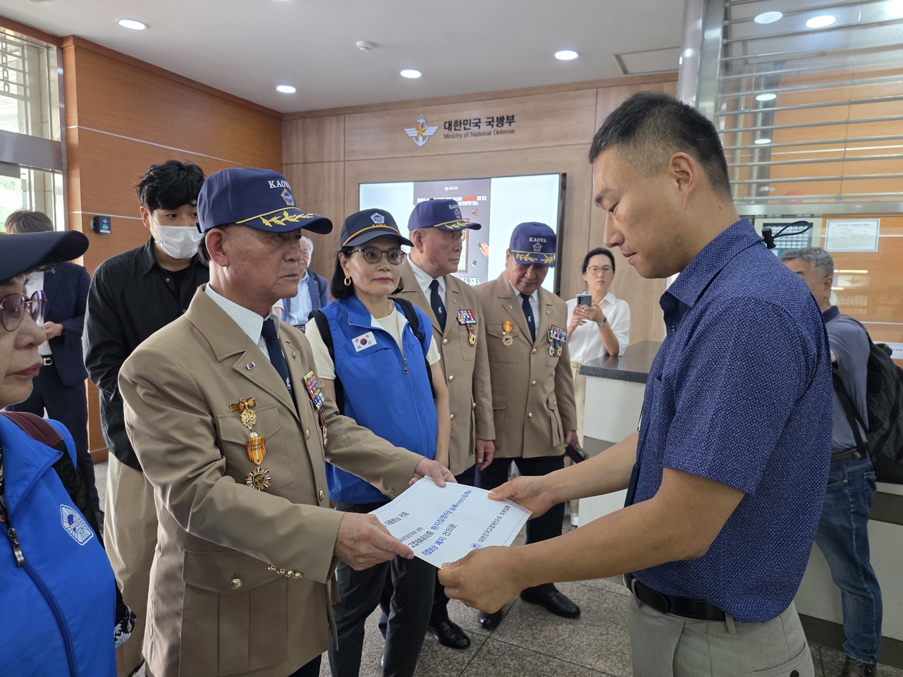 대통령실 공공갈등비서관실 최현민 행정관과 대한민국고엽제전우회 김길래 (사진=대한민국고엽제전우회 제공)