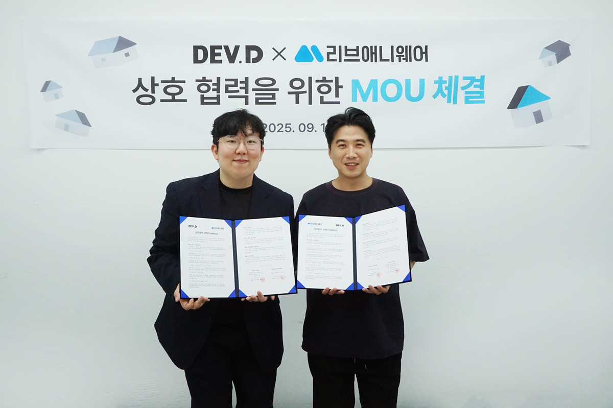 김기태 데브디 대표(사진 왼쪽)와 정규호 리브애니웨어 대표(사진 오른쪽)가 업무협약 체결 후 기념사진을 촬영하고 있다. (사진=리브애니웨어·데브디 제공)
