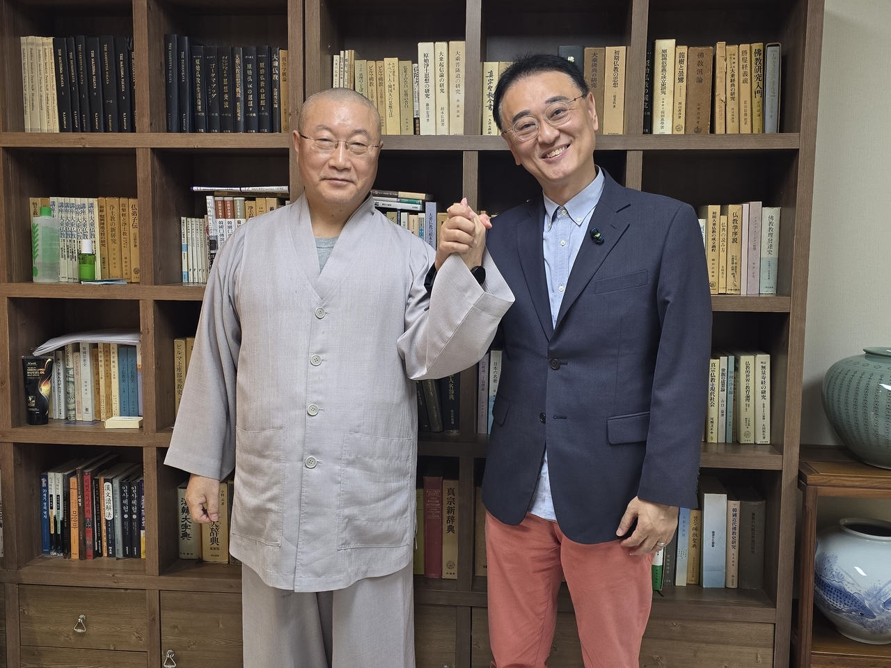 권영찬 한국연예인자살예방센터 소장(오른쪽)과 군맹서진 인생치유센터 센터장 (사진=한국연예인자살예방센터 제공)