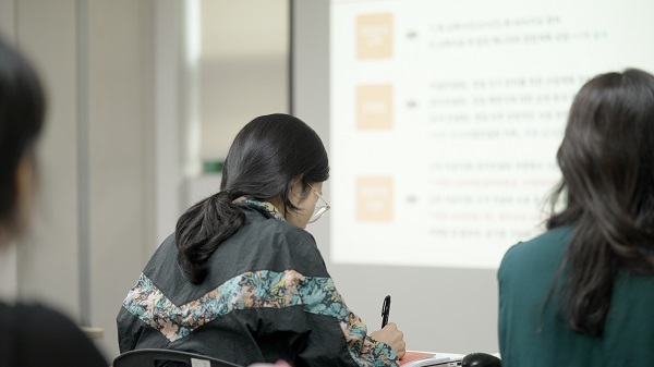 창업준비교육 중 필기하는 여성가장 (사진=열매나눔재단 제공)