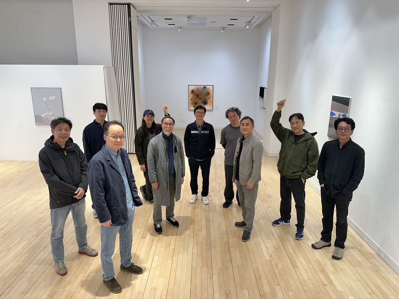‘모든 것은 모든 것 안에展’ 참여 작가들이 전시장에서 기념촬영을 하고 있다. (사진=샘미술관 네이버 카페)