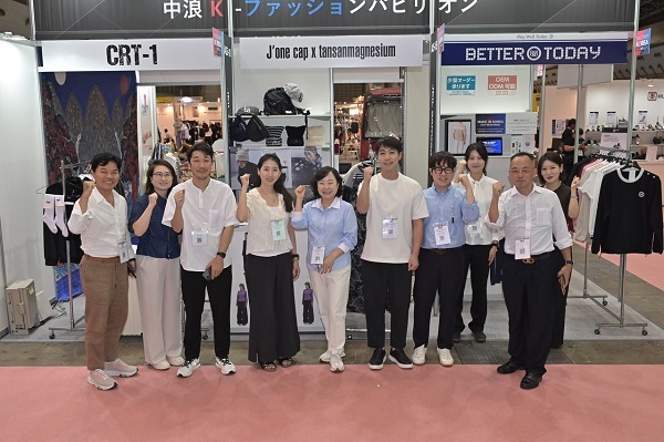 중랑 케이 패션 파빌리온 참가 기업 관계자들이 부스 앞에서 포즈를 취하고 있다. (사진=중랑구 제공)