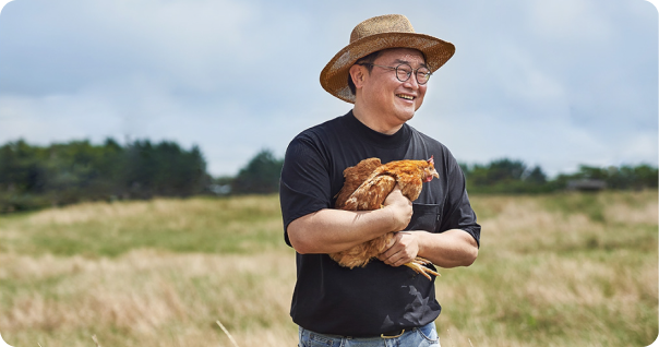 트립팜스 농장에서 닭을 돌보는 애월아빠들 이욱기 대표. (사진=애월아빠들 제공)