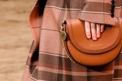 스텔라 맥카트니가 선보인 신상 가방, 동물·플라스틱 없는 가죽 사용