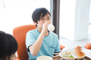 “우유 급식에 식물성 음료 제공해라” 비건 고등학생 손들어준 미국 법원