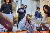 동물보호단체, 에르메스 매장 앞 기자회견 “잔인한 악어 가죽 생산 중단하라”