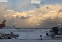 폭설로 제주공항 활주로 운영 중단…항공기 결항·지연 잇따라