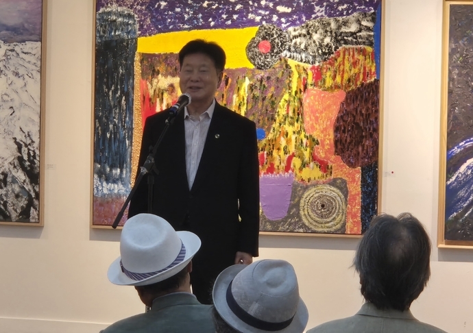 한화갑 전 민주당 대표가 최종옥 화백 개인전 개막식에서 축사를 하고 있다. (사진=스타저널)