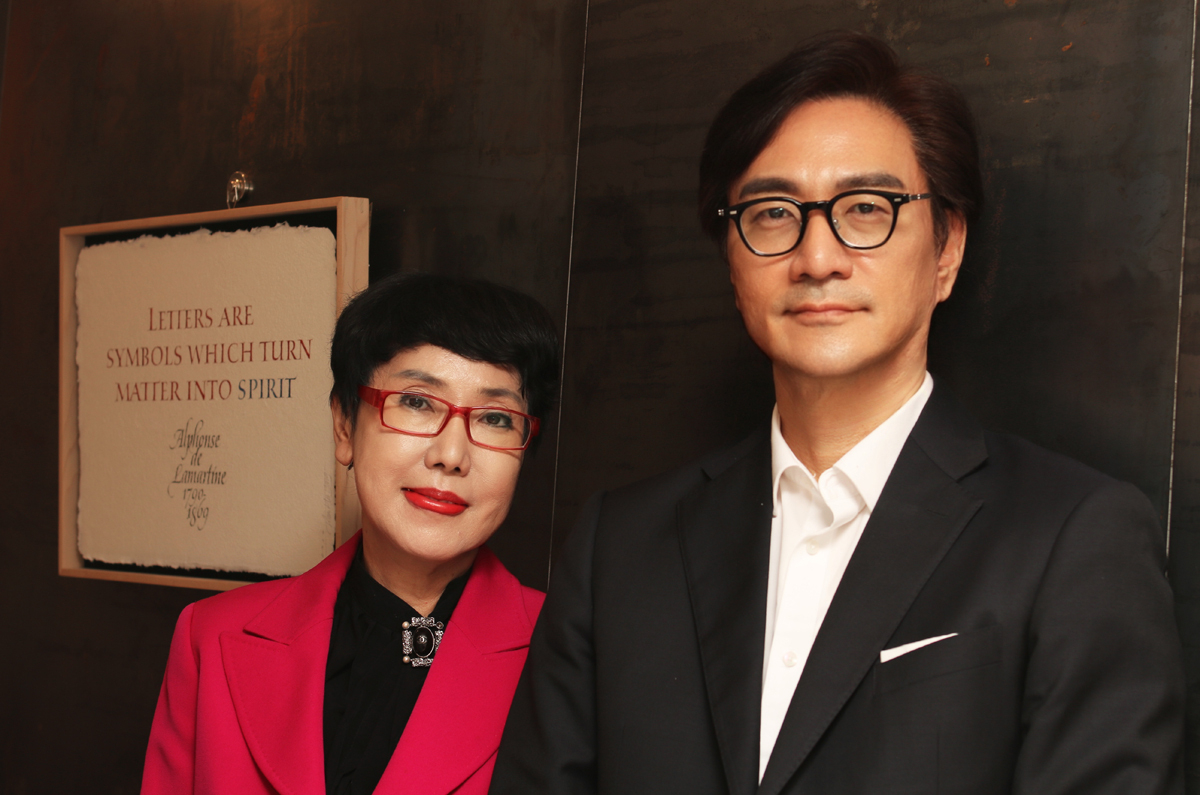 조이향 ㈜한국융합콘텐츠컴퍼니 대표는 『2025 세상을 움직이는 리더십 ‘선한 영향력’ 12인 선정 』을 기획해 올해 마지막 주자로 슬로우 아크 홀딩스 김선국 대표를 만났다. 조 대표는 본지 편집위원 및 객원기자 / 미국 오이코스 경영대학원 웰라이프 경영 주임교수 / 국제대학교 엔터테인먼트학부 겸임교수 / 안양시 안양문화원 홍보대사 및 문화예술전문위원 / 평창동계올림픽 성공 기원 국제문화예술비엔날레 총괄 기획 / 아시아평화민속예술제 무용 부분 총괄 기획 / 평창군 산림자원 스토리텔링 문화관광 융복합 콘텐츠 총괄기획 / 기업, 문화, 예술, 교육 기획 · 자문 약 1,000회를 진행했다.