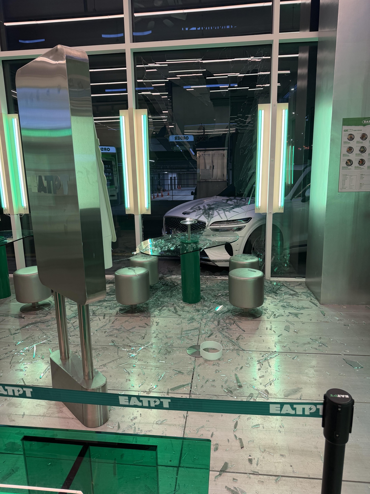 에이비티타워 차량 돌진 사고, 인명 피해 없어 - 뉴스 썸네일 이미지