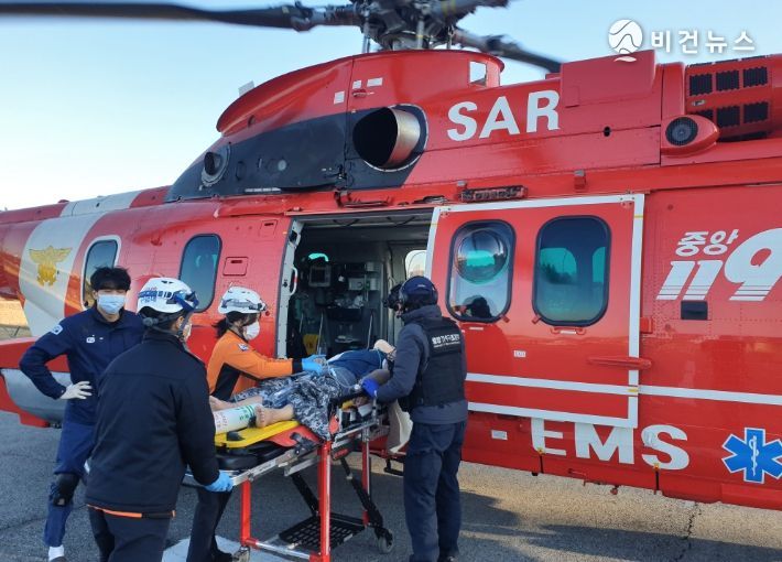 의사탑승 소방헬기(119Heli-EMS) 현장활동(2024년 12월 15일 중앙119구조본부 수도권 특수구조대는 권역외상센터인 의정부성모병원 의료진과 함께 교통사고 현장으로 출동하여 중증외상환자 70대 남성 A씨에게 필요한 응급처치 시행하고, 파주의료원으로 인계했다.)