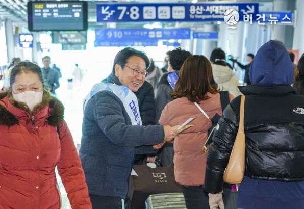 강기정 광주광역시장이 지난해 12월24일 오전 광산구 송정역에서 열린 '민생경제 회복을 위한 소비촉진 릴레이 캠페인'에 참여해 시민들을 대상으로 홍보물을 나눠주고 있다.