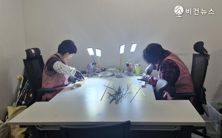 전문 교육을 받은 지역공동체일자리 근로자들이 광명시 업사이클아트센터 우산수리센터(광명시 오리로 703, 지하 1층)에서 고장난 우산을 수리하고 있다.