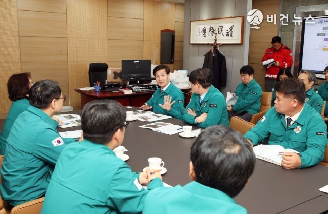 - 19일 밀양시장실에서 밀양시, 산림청, 경남도 관계자들이 함께 소나무재선충병 총력 방제를 위한 간담회를 개최하고 있다.