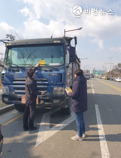 포항시가 건설기계 주기 위반 단속에 나서 불법 주차된 건설기계에 위반 단속 예고를 부착하고 있다.