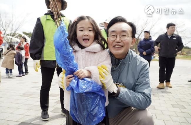 나주시가 저출생 문제 극복과 아이 낳고 키우기 좋은 환경 조성을 위해 2024년 1월 1일 이후 출생아를 대상으로 1세부터 18세까지 매월 20만원의 출생기본수당을 지원한다. (사진제공-나주시)