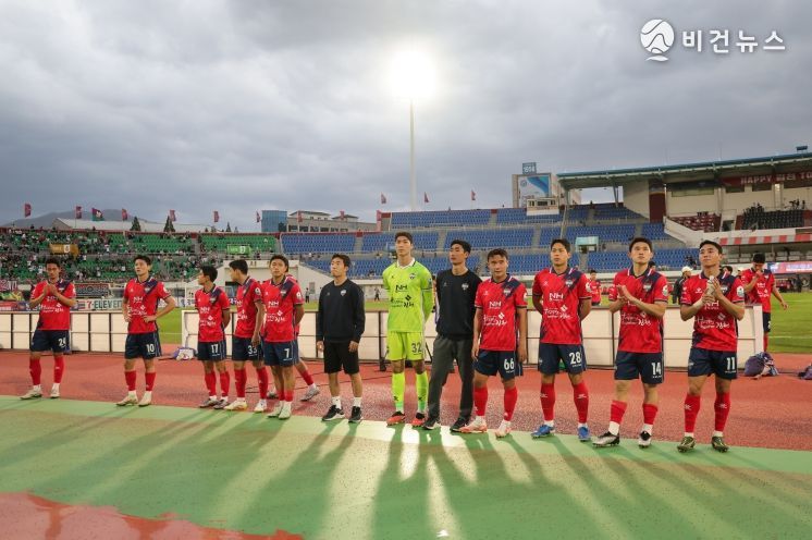 4월 19일 대전전 홈경기 후 김천상무 선수들이 홈관중에게 인사하고 있다.