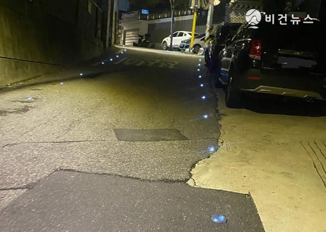 용산구, 야간 범죄 예방위해 '쏠라표지병' 설치…귀갓길 안전망 강화