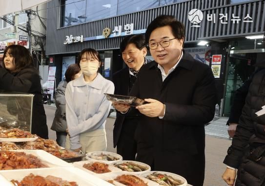 박일하 구청장이 지난 1월 성대전통시장에서 설 명절을 맞아 장을 보고 있다.
