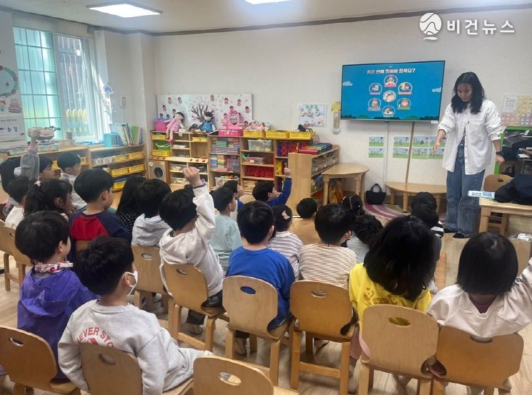 어린이들이 감염병 및 손씻기 영상을 보며 수업에 참여하고 있다.