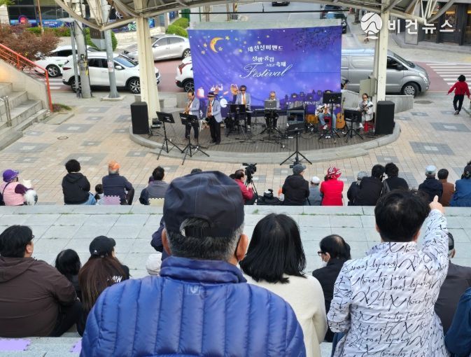 “ 봄밤의 향연”