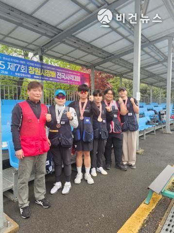 왼쪽부터 이종석 감독, 안일지·박진영·박종하·김덕훈·김수영 선수