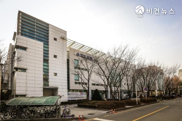 용인특례시가 7년 연속 경기도 공공도서관 통계에서 대출 권수 1위를 기록했다. 사진은 도내 도서관 가운데 대출 권수 1위를 기록한 수지도서관 전경