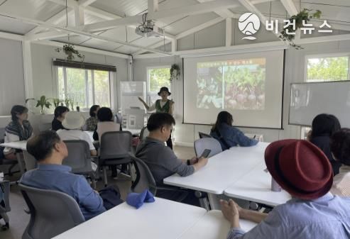 텃밭가꾸기 수업하는 모습