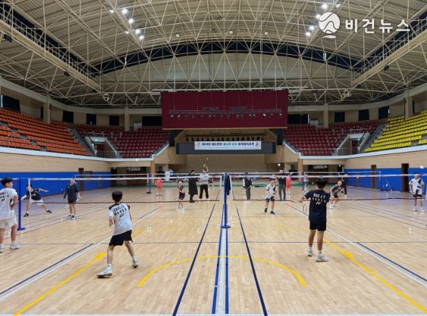 배트민턴 훈련중인 선수들 모습