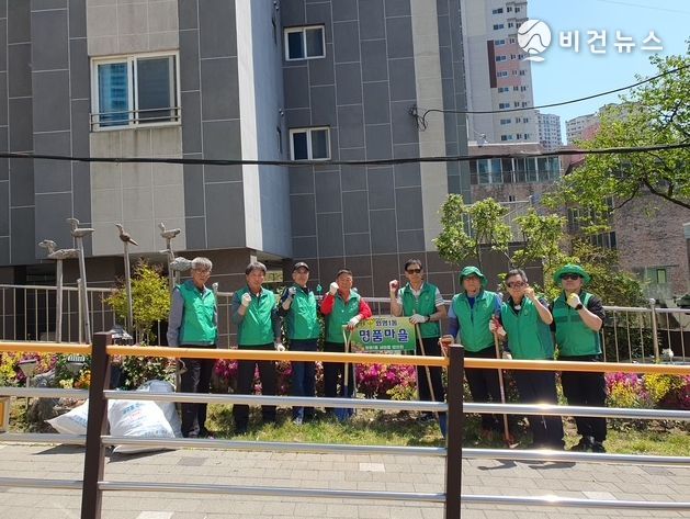부산 북구 화명1동 새마을지도자협의회, 행락철 맞이 도시환경정비 및 묘목 식재 실시
