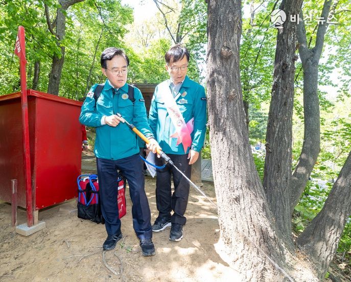 진교훈 서울 강서구청장(왼쪽)이 30일(수) 개화산을 찾아 산불 진화장비인 등짐펌프를 작동해보고 있다. 진 구청장은 이날 산불 발생 시 초동조치, 소방서와의 협력체계 등 산불 예방대책 전반을 점검했다.