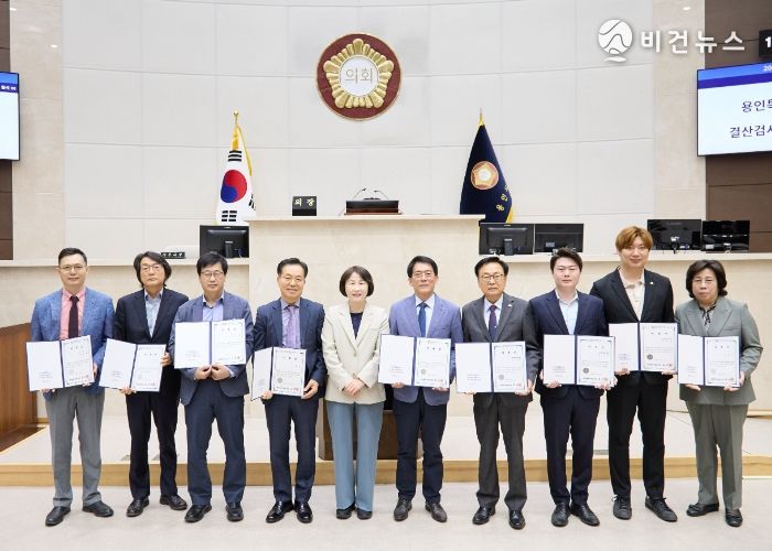 유진선 의장과 결산검사 위원들이 기념촬영을 하고 있다.