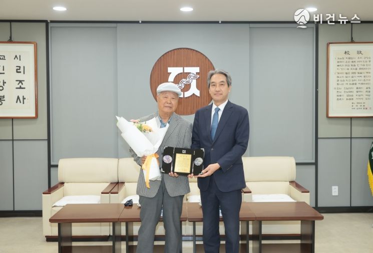 지난 9일 전남대학교 대학본부 5층 접견실에서 이종목(왼쪽) 심리학과 명예교수가 발전기금 전달식 후 이근배 총장과 기념사진을 찍고 있다.
