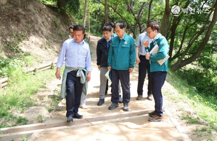 “시민 발걸음 편안하게”… 이학수 정읍시장, 성황산 황톳길 세심한 정비 주문