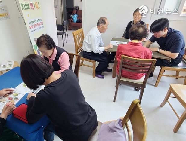 수원시 팔달구 화서1동, 팔달구치매안심센터와 마트 전단지 활용한 두뇌강화 프로그램 운영