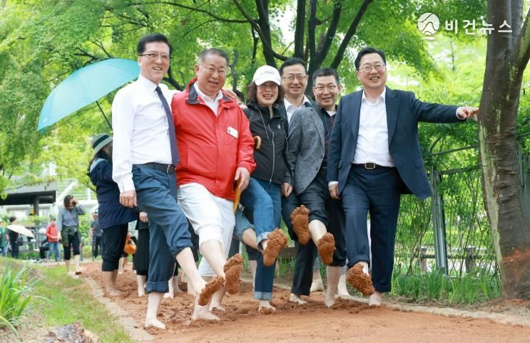 15일 한밭수목원 맨발걷기 산책로 개장식 참석