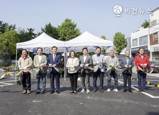 박희영 용산구청장(왼쪽 4번째)이 이촌2동 자투리땅 주차장 개장식에서 테이프 커팅식을 진행 중이다