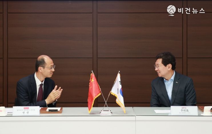 22일 이상일 용인특례시장이 시청을 방문한 중국 장쑤성 양저우시 대표단과 가진 간담회에서 천쥔 양저우시 부시장과 환담을 나누고 있다.