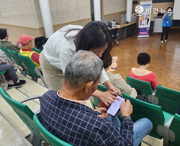 화성특례시가 23일 화성시서부보건소 컨벤션홀에서 어르신 건강관리사업 맞춤형 ICT 교육을 운영하고 있다