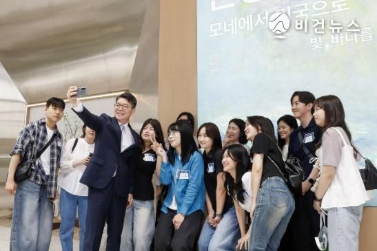 정원오 성동구청장과 신규 직원들이 함께 기념사진을 촬영하는 모습