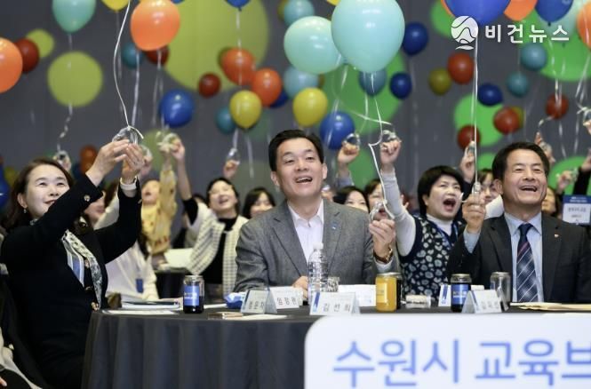 지난 3월 청개구리 스펙 학부모 지원단 위촉식에서 이재준 수원시장과 학부모들이 청소년의 성장을 응원하는 풍선을 들고 있다.