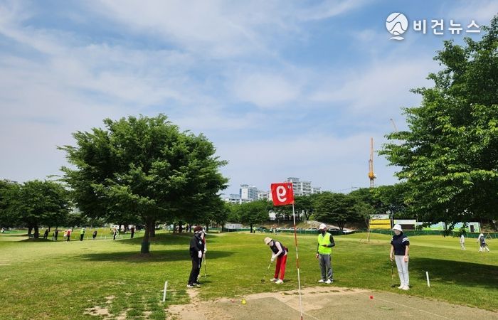 - 제7회 밀양시파크골프협회장배 파크골프대회 경기 장면