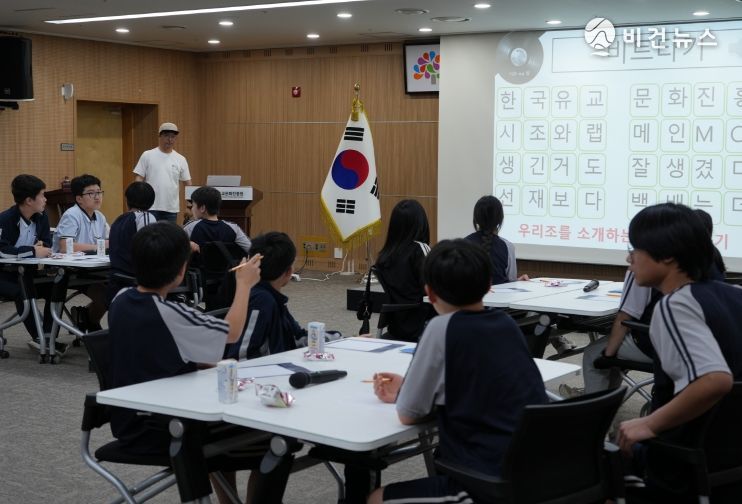 비트에 맞춰 가사를 쓰고 있는 노성중학교 학생들