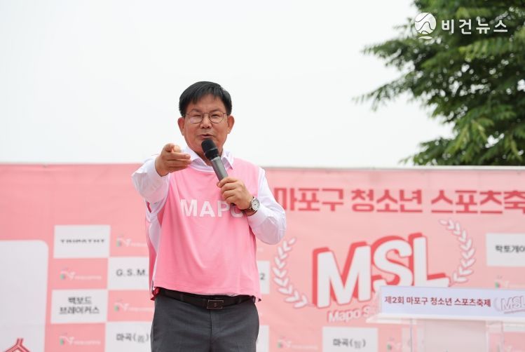 마포 청소년 스포츠 축제에서 인사말을 하는 박강수 마포구청장