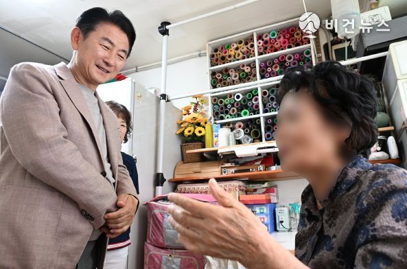 김동근 시장이 6월 5일 ‘돌봄 삶의 현장’의 일환으로 독거노인 가구를 방문해 노인과 이야기를 나누고 있다.