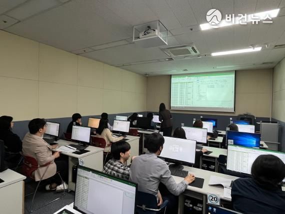 도봉구 직원들이 인공지능(AI) 기술을 실무에 직접 활용할 수 있는 방법을 배우고 있다.