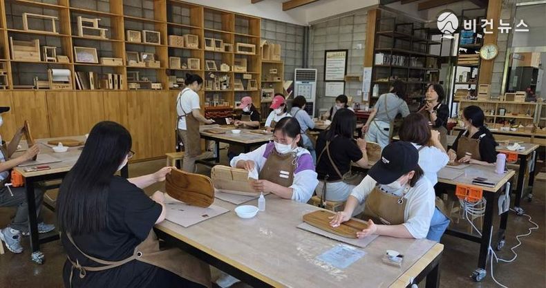 부모힐링프로그램 참가자들이 목공체험을 하고 있다.