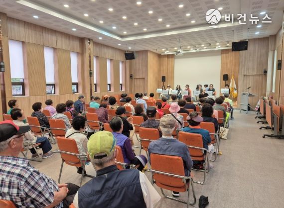 양산시 중앙도서관 ‘담쟁이웃음꽃 낭독극단’ 재능기부 공연