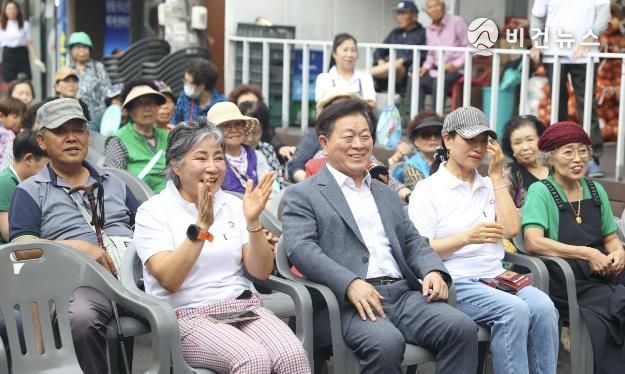 박승원 광명시장이 지난 15일 소하2동 상업지구 상가번영회가 개최한 '초여름 실버콘서트'에 참석해 지역주민들, 상인들과 함께 행사를 즐기고 있다.